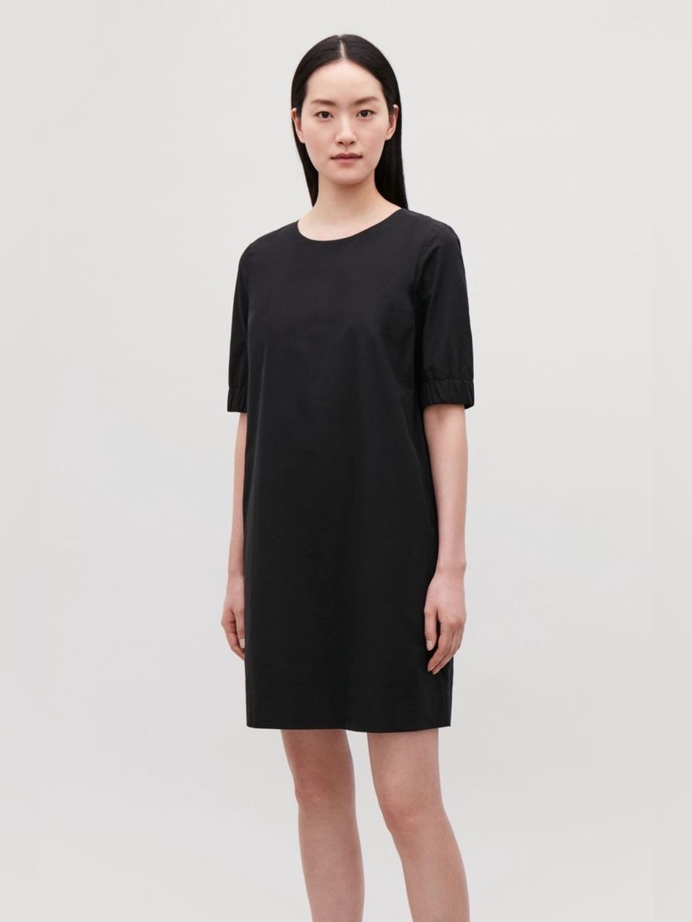 NEW w/tags COS Short Sleeve Shift Dress in
Black. Size 12.